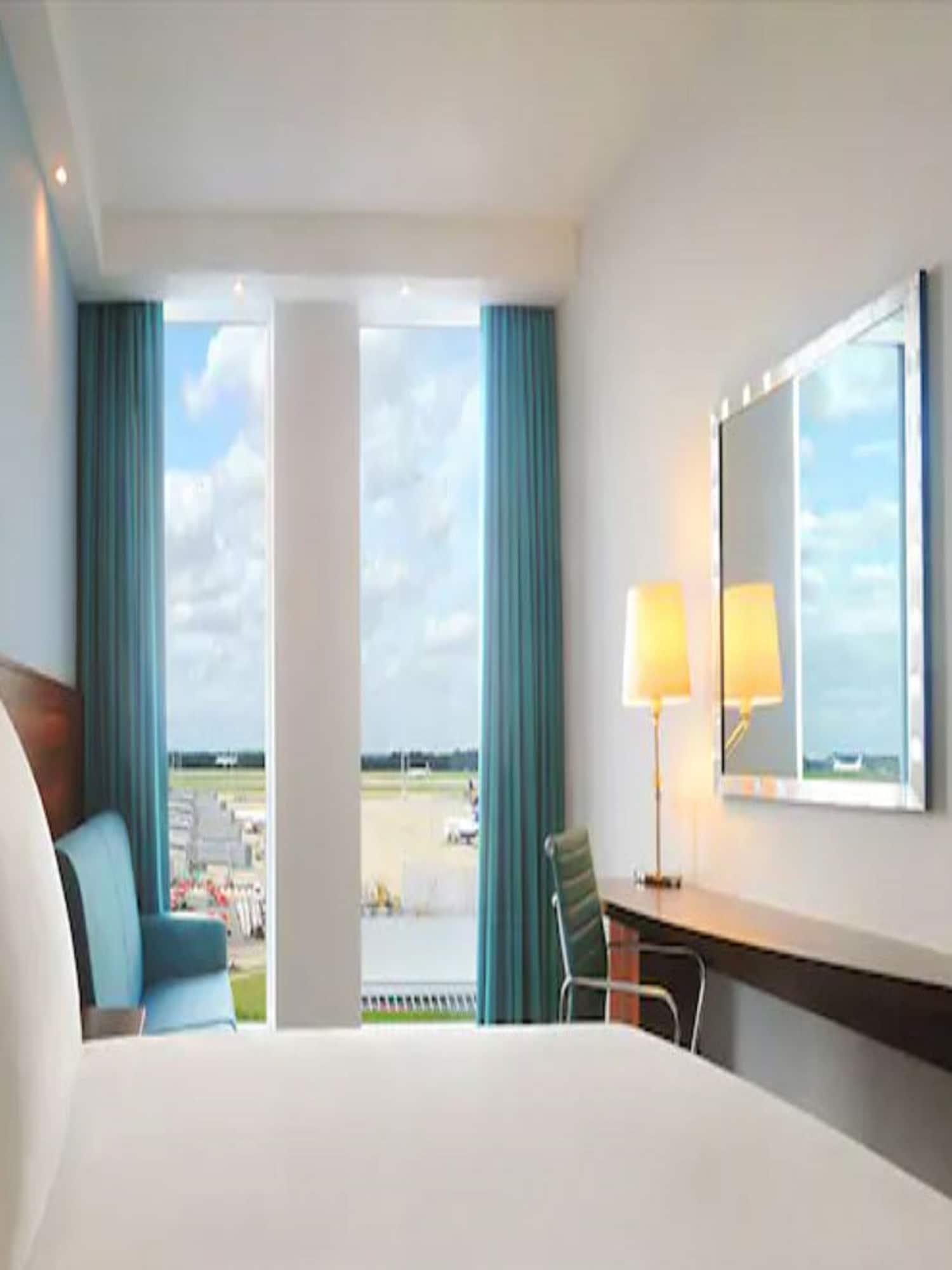Отель Hampton By Hilton London Stansted Airport Станстед Маунтфитчет Экстерьер фото